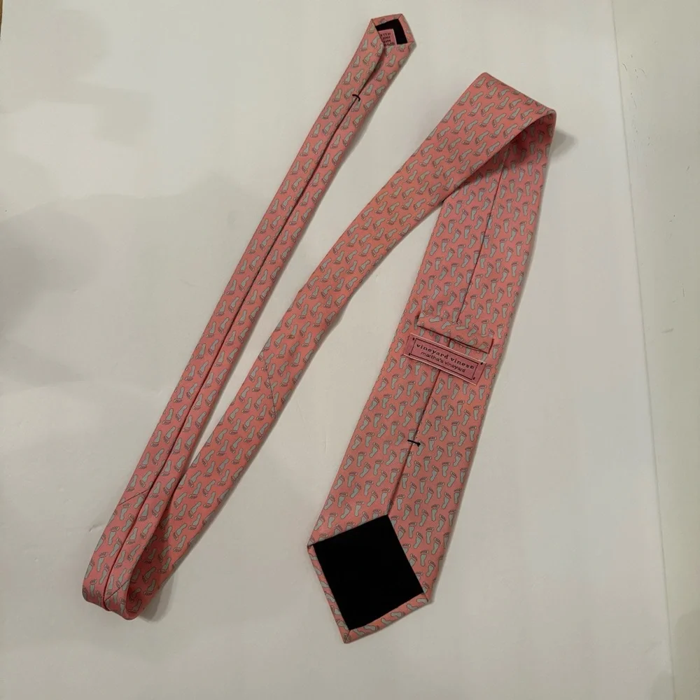 VINEYARD VINES MENS TIE PINK BLUE BARE FOOT PRINT SILK ACCESSORY USA HANDMADE